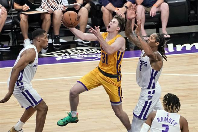 奥斯丁里夫斯(中)曾在今年夏季联赛帮湖人出赛。(美联社资料照)