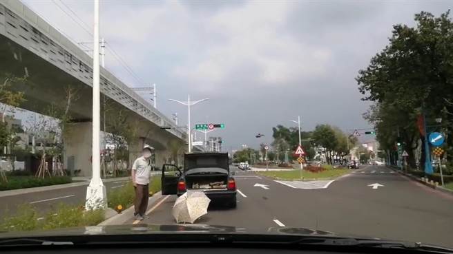 74岁的陈姓男子日前驾车行经东区復兴东路段时，车子突然抛锚，手边更只有一把雨伞充当警示牌。（台中市第三分局提供／冯惠宜台中传真）