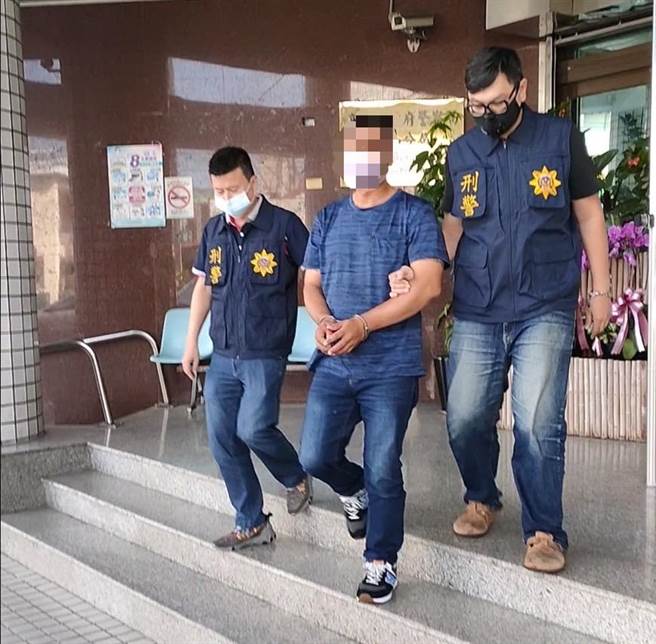 44岁黄姓犯嫌（中）在旗美地区偷窃多台冷气机，警方询后，依窃盗罪嫌移送桥头地检署侦办。（翻摄照片／林瑞益高雄传真）