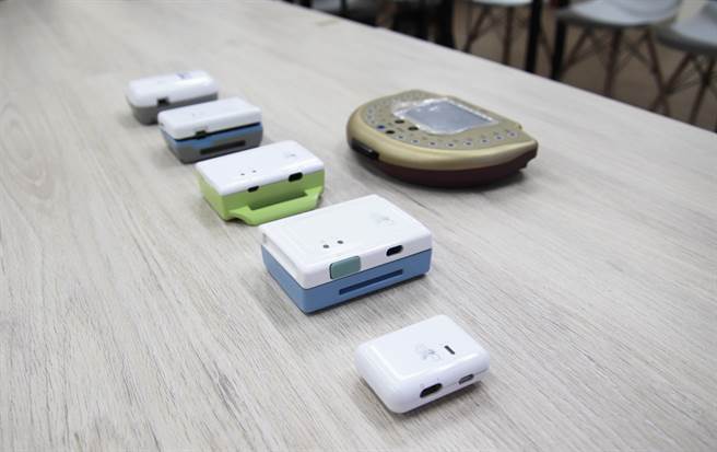 中央大学研发团队歷代脑波机展示，第七代（图片最前面）外观只有菸盒大小，兼具科技美学造型（中央大学提供／林志成台北传真）。