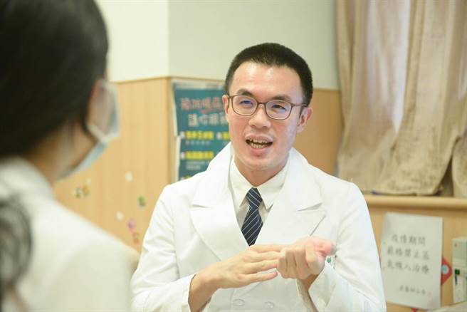 台北慈濟醫院兒科部沈君毅醫師指出，歐美及台灣疾管署皆已通過BNT疫苗於12歲以上青少年的緊急使用授權。（台北慈濟醫院提供）