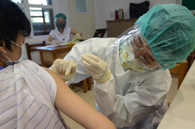 台北慈濟醫院配合政府政策，支援BNT疫苗校園接種服務。（台北慈濟醫院提供）
