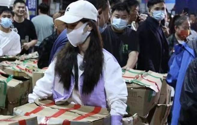 Angelababy日前为节目《奔跑吧黄河篇》第二季，亲自到山东蔬菜物流园搬货。（图／微博@微博三农）