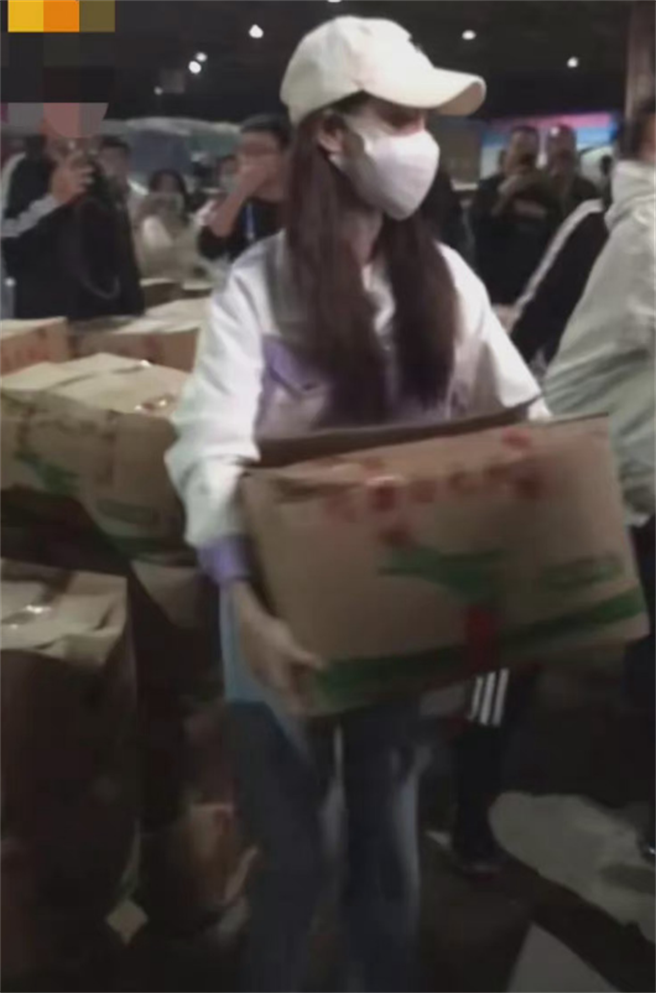 Angelababy帮山东农民扛蔬菜。（图／微博）