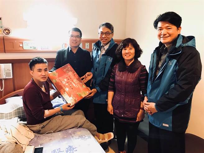 保七總隊警員陳志豪（左1）在陽明山仰德大道車禍受波及重傷，同單位長官2018年間曾赴醫院慰問。豈料事後卻為了考績問題對簿公堂。（資料照，取自臉書「保七總隊」）