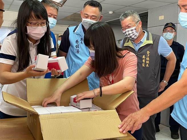 「限金门通用」的金门3000元振兴券完成印制验收，县府今天上午点交给各乡镇公所，并预定在10／1发放之一。（县府观光处提供）