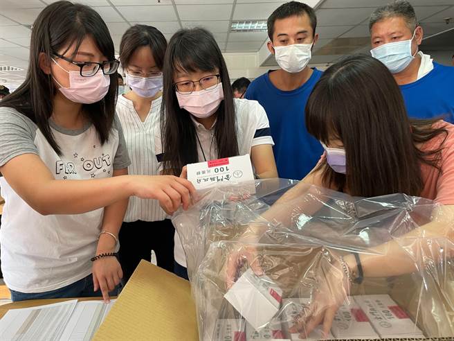 「限金门通用」的金门3000元振兴券完成印制验收，县府今天上午点交给各乡镇公所，并预定在10／1发放之二。（县府观光处提供）