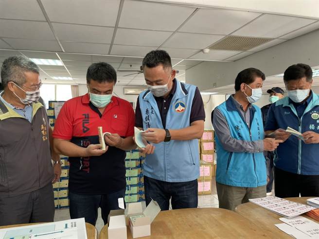 金门110年度3000元振兴券委托财政部印刷厂印制，设计「看、扫、刮」等多种防偽功能。（县府观光处提供）