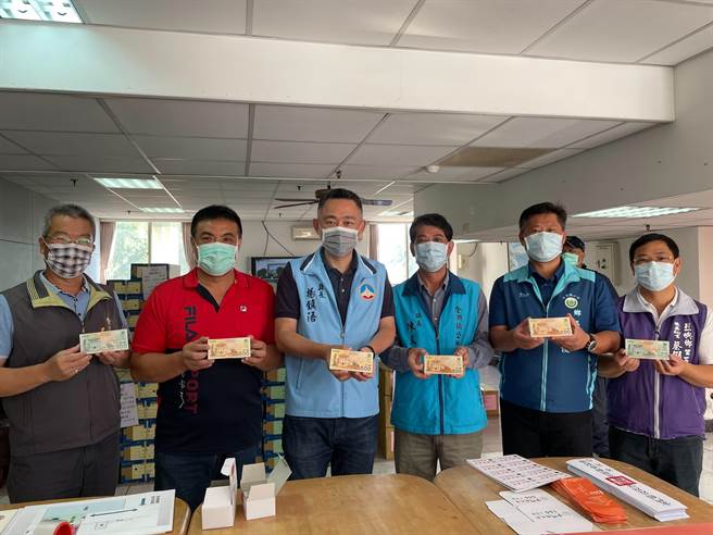 杨镇浯县长表示，县府期待达到刺激金门内需消费，振兴经济的加乘效果。 （县府观光处提供）