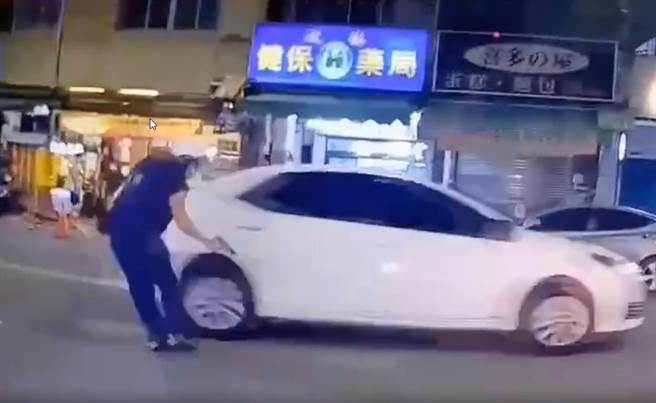 员警盘查一辆红线停车未熄火的白色小客车，没想到驾驶直接倒车逃出巷口，员警直接开枪制止。（高市苓雅警分局提供／袁庭尧高雄传真）