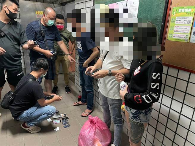 专案小组逮获开车逃逸的简姓男子，及同伙詹姓男子、施姓女子等人，全案依妨碍公务、公共危险、毒品危害防制条例及诈欺通缉等罪移送侦办。（高市苓雅警分局提供／袁庭尧高雄传真）