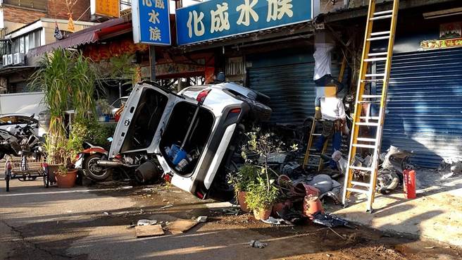 休旅车疑为闪违规车撞进民宅　整排机车遭殃民眾急报案（翻摄照片／戴上容新北传真）