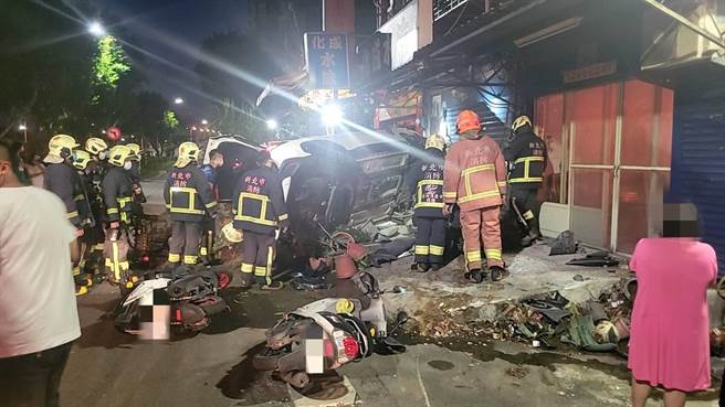 休旅车疑为闪违规车撞进民宅　整排机车遭殃民眾急报案（翻摄照片／戴上容新北传真）