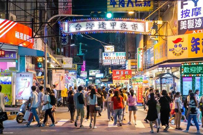 有爸爸表示，他們一家四口逛夜市，2小時就消費了1640元，讓他納悶這種消費水平正常嗎？（台中市政府提供／王文吉台中傳真）