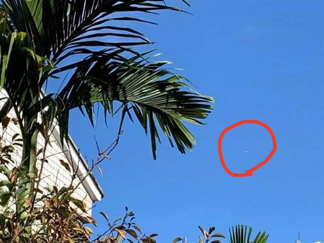 许多民眾在郑明典脸书贴文底下PO出，早上看到的白色不明物体。(翻摄自 郑明典FB)