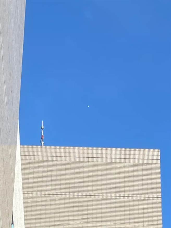 有民眾拍下早晨出现的白色不明物体。(翻摄自 郑明典脸书)