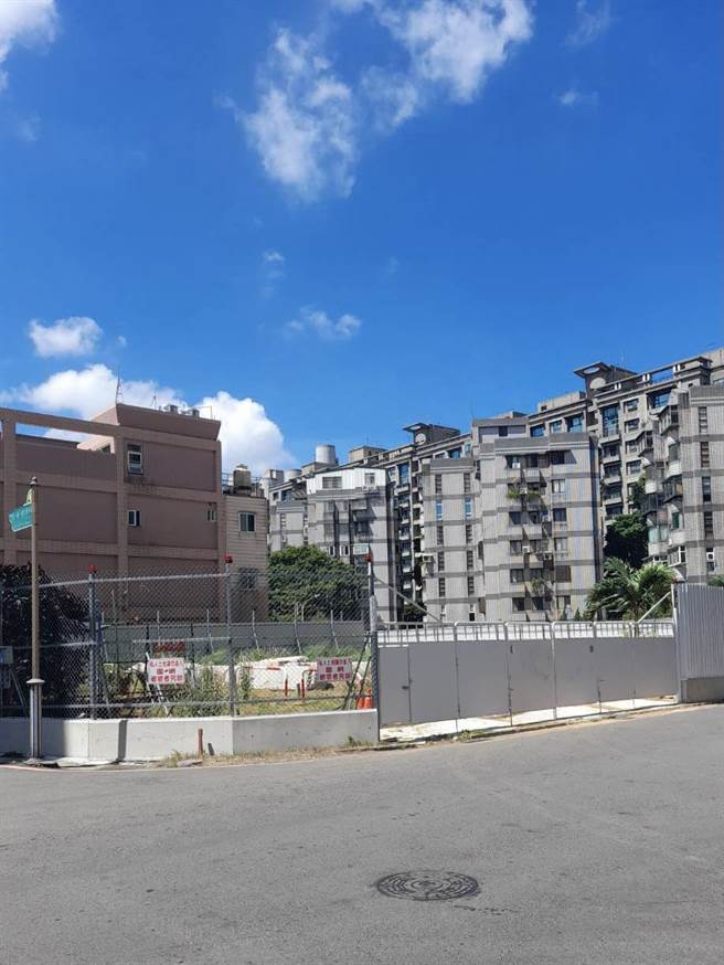 「闪电屋」日前已拆除完成，短期将规划成公园，未来则将改建成住宅大楼。（新北市工务局提供）