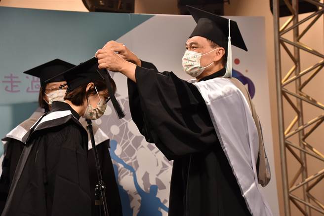 空大校長陳松柏攝影棚幫畢業生撥穗（空大提供／戴上容新北傳真）