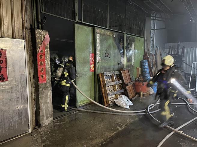 中市大里区大兴街1家金属工厂27日凌晨发生火灾，消防队出动灭火。（民眾提供／黄国峰台中传真）