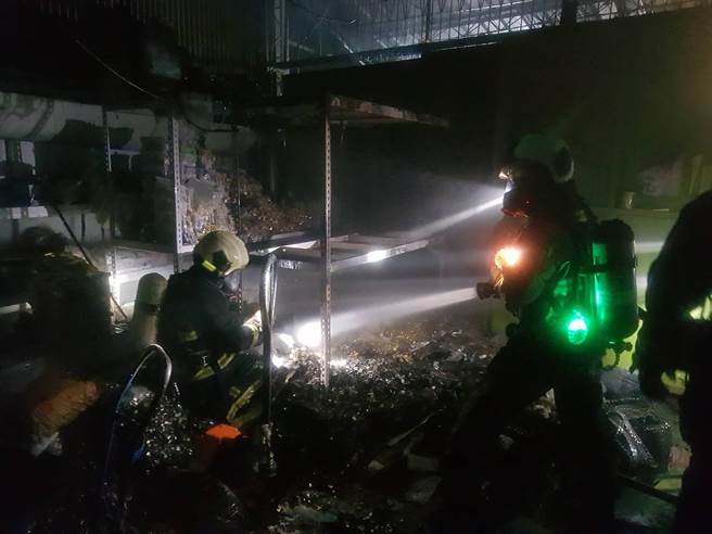 中市大里区大兴街1家金属工厂27日凌晨发生火灾，消防队出动灭火，所幸起火初期，民眾已先行扑灭，消防队进行残火处理。（民眾提供／黄国峰台中传真）