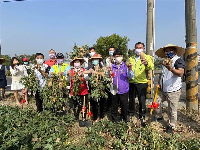 台南市政府率先推出休閒農業團體旅遊獎勵補助計畫，將補助旅行業者每人800元的遊程費用。圖為台南市仁德區公所舉辦的「中洲樂農遊」。（本報資料照片）