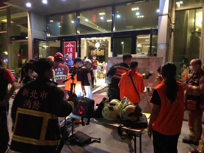 新北市三峽區學成路某社區大樓今日凌晨3時許傳出火警，6樓屋主長子疑因課業壓力與家人爭吵，一時負氣縱火，導致4名家人受困火場，所幸警消最終順利將人全數救出。（消防局提供）