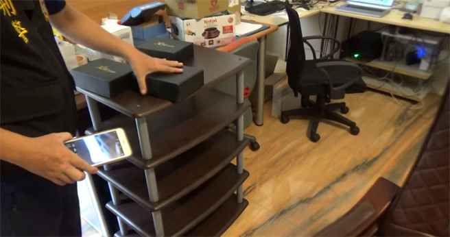 警方在吕嫌位于台中市的透天厝查获非法机上盒。（刑事局电侦大队提供／石秀华高雄传真）