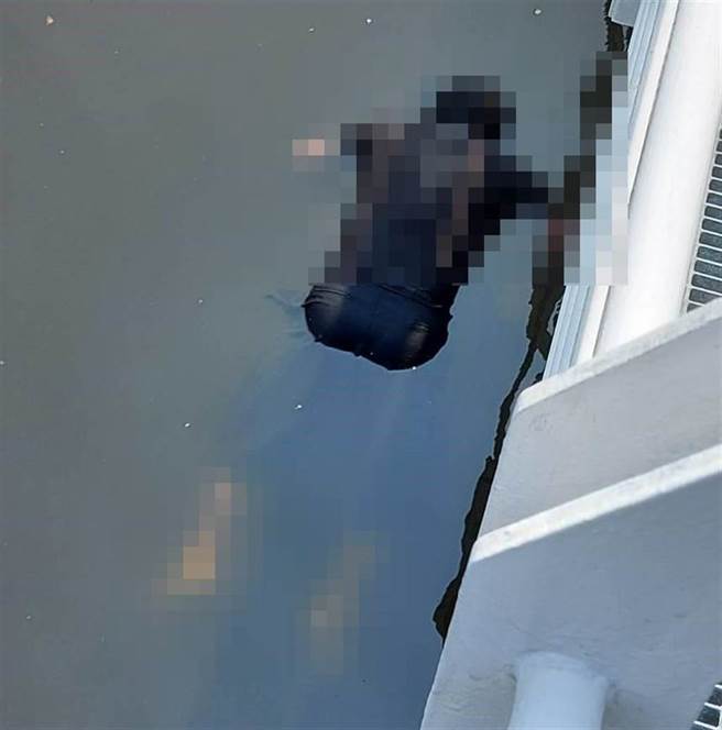 高雄市警消上午9时许在爱河中正桥一带搜索一名疑似落水的陈姓单车骑士，同时间也打捞到一名23岁男子遗体。（民眾提供／袁庭尧高雄传真）