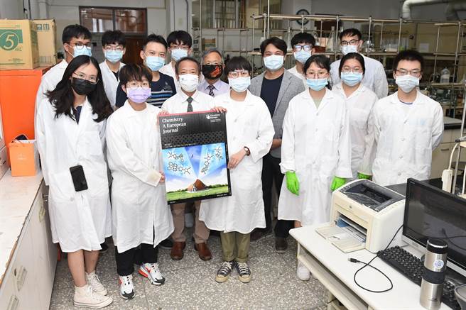 静宜大学团队研发创新材料，为手机等OLEDs面板带来新革命。（静宜大学提供）