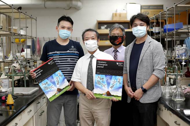  静宜大学的研究发表刊登在被视为科技部化学学门的指标性国际期刊「Chemistry - A European Journal」，封面更结合静宜地标「主顾圣母堂」与化学结构的图案。（静宜大学提供）