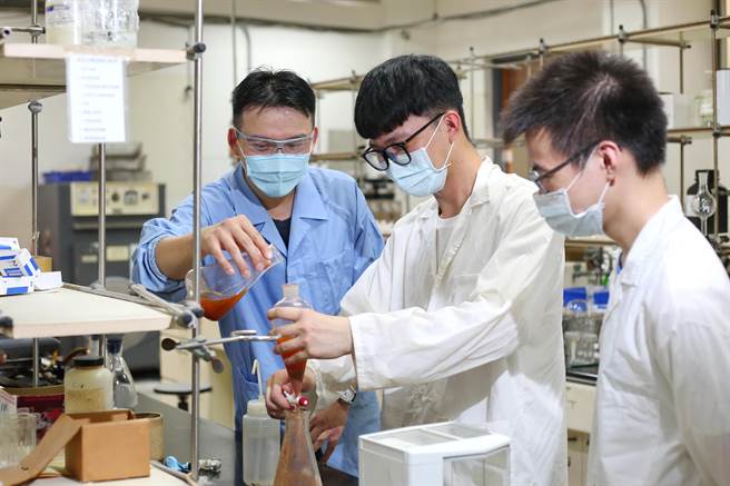 静宜应用化学系副教授陆勤伟研发新的纯有机小分子「双氰基咪唑热活化型延迟萤光材料」，可取代铱金属运用在OLEDs面板上。（静宜大学提供）