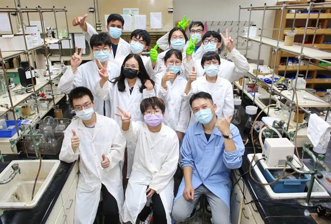 静宜大学创校65年来，培育超过9万名校友，在各领域贡献所学，扮演重要角色。应化系杰出校友陆勤伟以专业研究，回应社会需求、促进产业升级。（静宜大学提供）