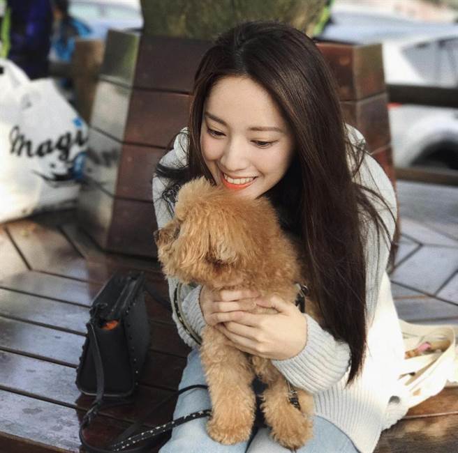 安婕希不捨愛犬病逝。（摘自安婕希IG）