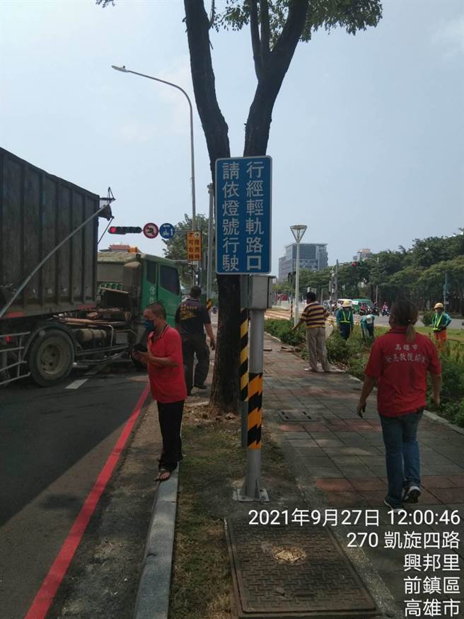 高雄市前鎮區1輛貨櫃聯結車27日上午駛上輕軌旁人行道，所幸當時無列車經過，無人受傷。（翻攝照片／石秀華高雄傳真）