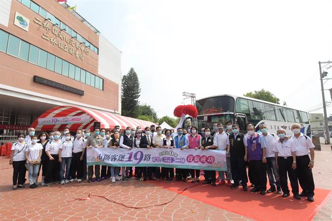 彰化县政府27日举行彰化县市区客运19路「彰化-二林（经国道一号）」首航典礼，彰化县长王惠美、二林镇长蔡诗杰、溪湖镇长黄瑞珠等地方民代一同见证，为首航客运拉开彩球。（吴建辉摄）