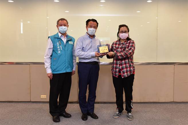 今在治安会报上，嘉义县长翁章梁亲自表扬银行行员、派出所员警和超商店员共10人。（警方提供∕吕妍庭嘉义传真）