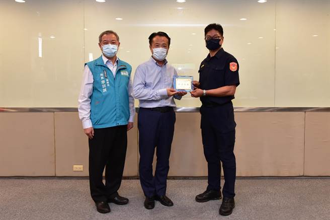 今在治安会报上，嘉义县长翁章梁亲自表扬银行行员、派出所员警和超商店员共10人。（警方提供∕吕妍庭嘉义传真）