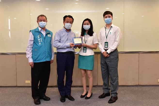 今在治安会报上，嘉义县长翁章梁亲自表扬银行行员、派出所员警和超商店员共10人。（警方提供∕吕妍庭嘉义传真）