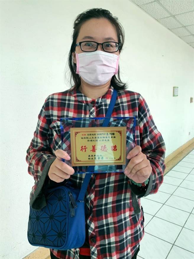 全家超商高姓女店员因查觉常客突要滙款15万给不知名女子很奇怪，不但出言劝阻，还亲自把人带到派出所，鸡婆性格帮了常客大忙。（吕妍庭摄）