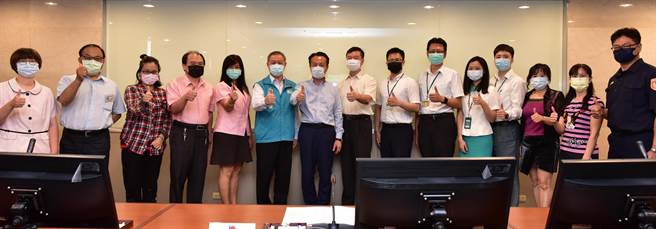 今在治安会报上，嘉义县长翁章梁亲自表扬银行行员、派出所员警和超商店员共10人。（警方提供∕吕妍庭嘉义传真）