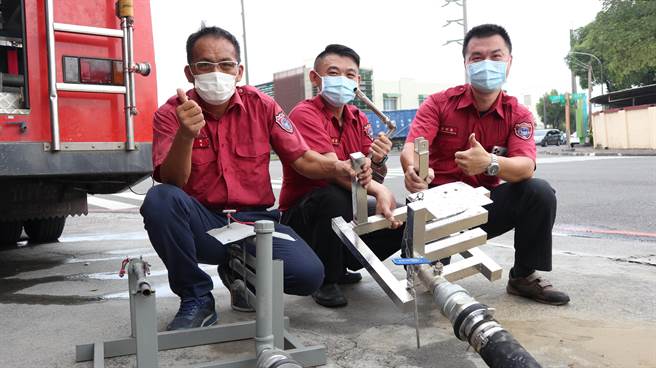 「水带清洗收纳机」由台南市消防局官田分队小队长陈至坤（中）、队员林建豪（右）集思广益，并在官田义消分队干事陈治华（左）专业协助下完成。（张毓翎摄）