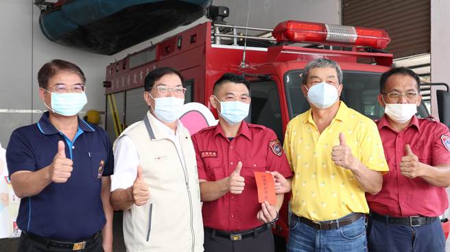 南市消防之友会第二办事处长胡正德（右二）到现场致赠研发创新奖励金。（张毓翎摄）