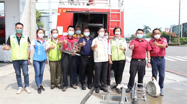 台南市消防局长李明峯（前排右四）强调为鼓励更多同仁研发救灾利器，未来如果有相关研发成果，会在考绩上加分。（张毓翎摄）