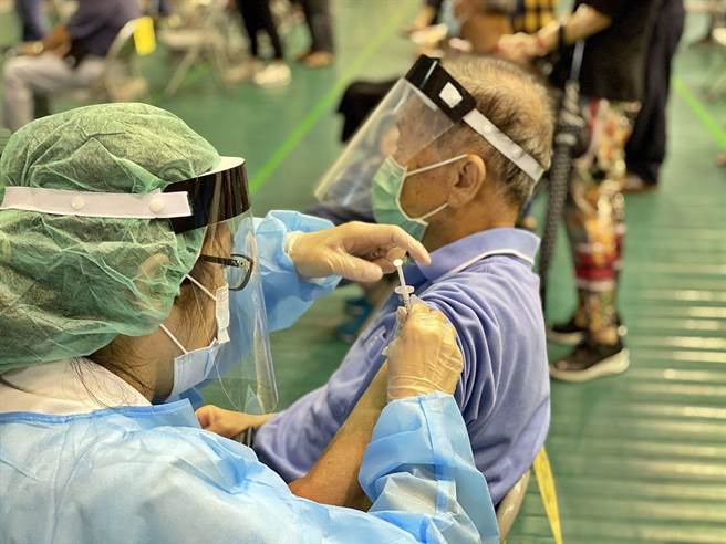 嘉義市長輩到港坪運動公園體育館快打站接種第2劑AZ疫苗情形。（廖素慧攝）