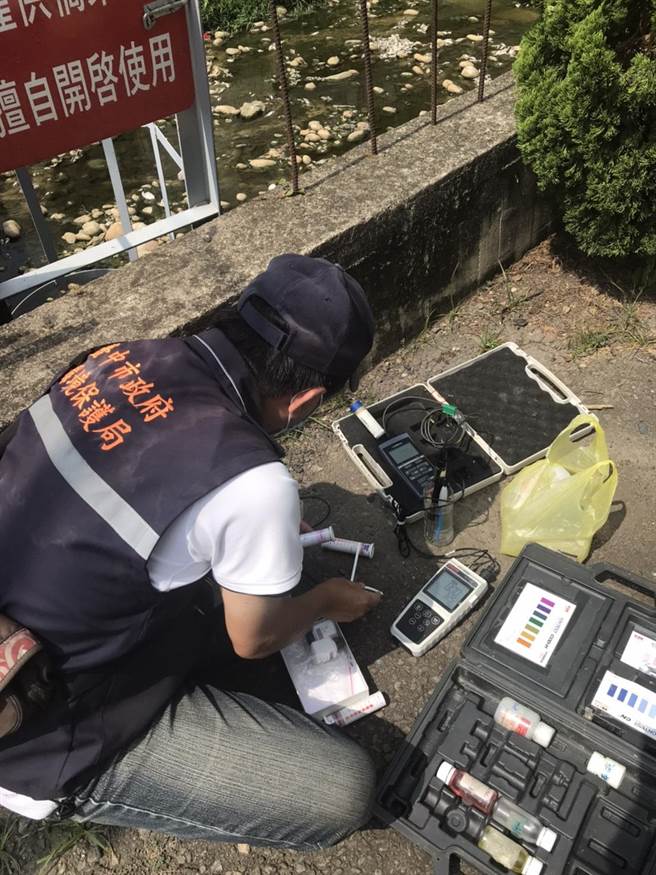 大雅區中清路四段和中清東路旁大排出現大批死魚，環保局人員前往採樣檢測。（環保局提供／陳淑娥台中傳真）