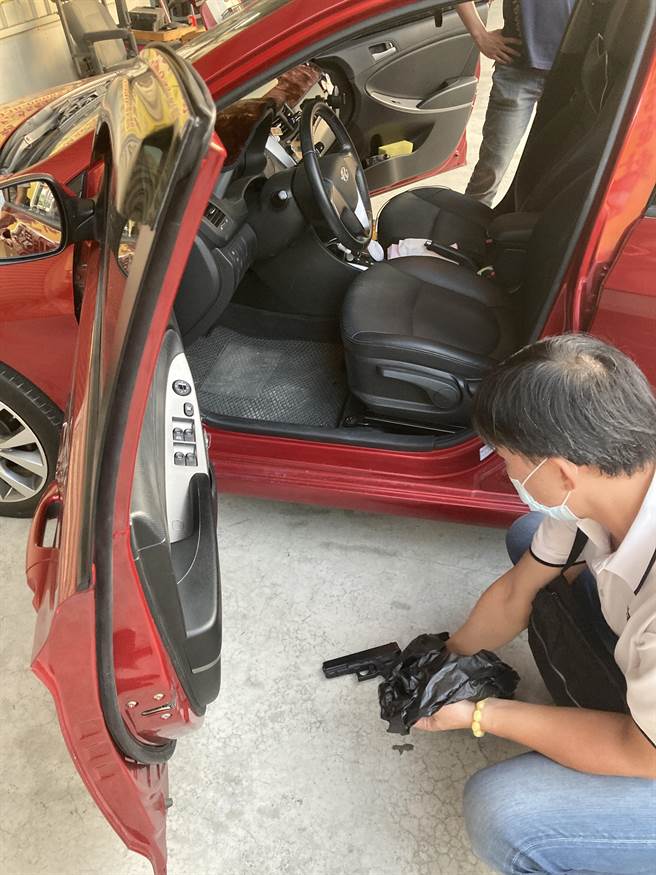 警方在施嫌車上搜出1把瓦斯鋼珠槍。（讀者提供／程炳璋台南傳真）