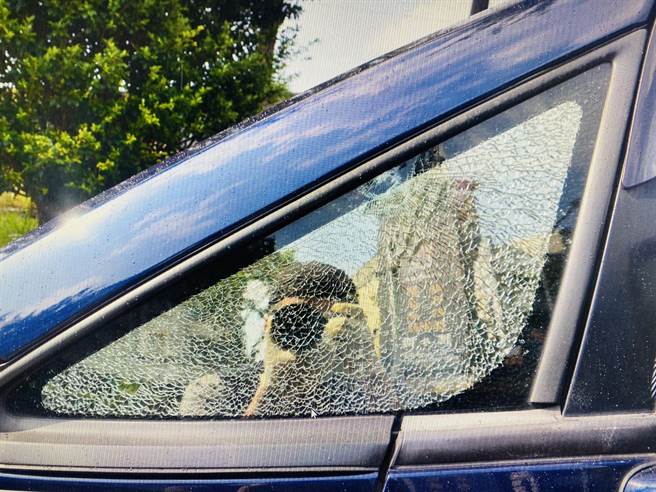 多部無辜車輛車窗遭射擊毀損。（讀者提供／程炳璋台南傳真）