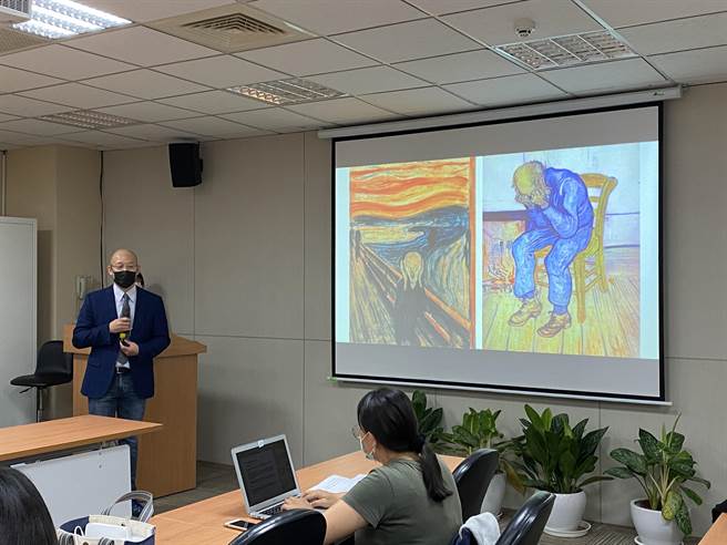 阳明交大特聘教授连正章说明人类的焦虑行为。（林志成摄）