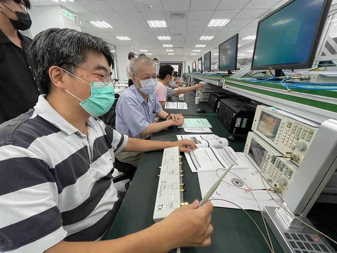 龙华科大、棱研科技产学合作，进行5G毫米波天线量测技术开发并培育人才。(龙华科大提供)