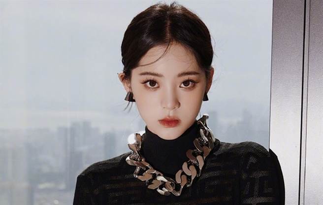 女星欧阳娜娜打扮风格越来越成熟。（图／微博@欧阳娜娜工作室）